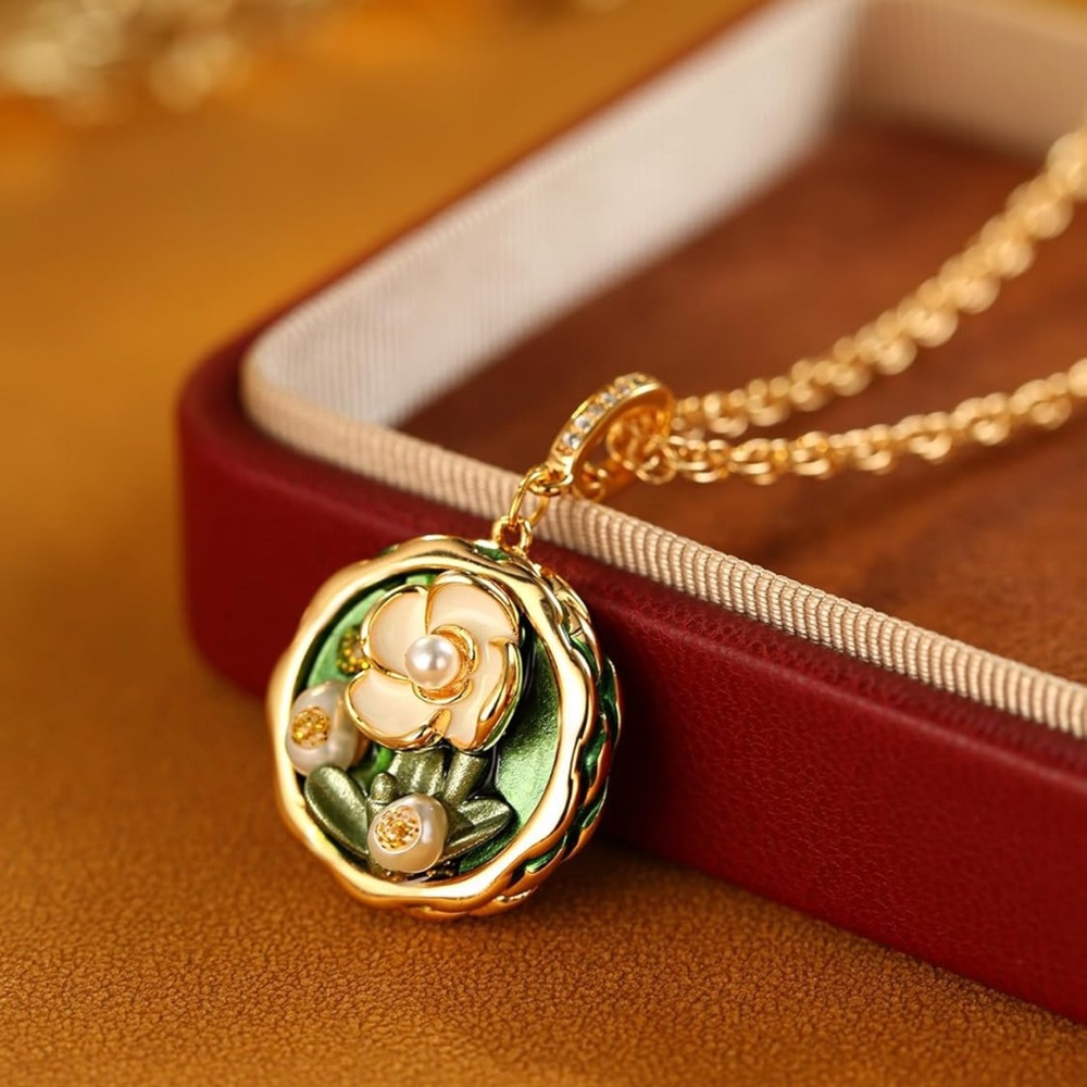 Elegant Gold and Green Floral Pendant‎ Necklace